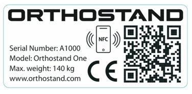 Voorbeeld van het Orthostand-machineplaatje met serienummer, model, maximaal gewicht, CE-markering, NFC-symbool en QR-code