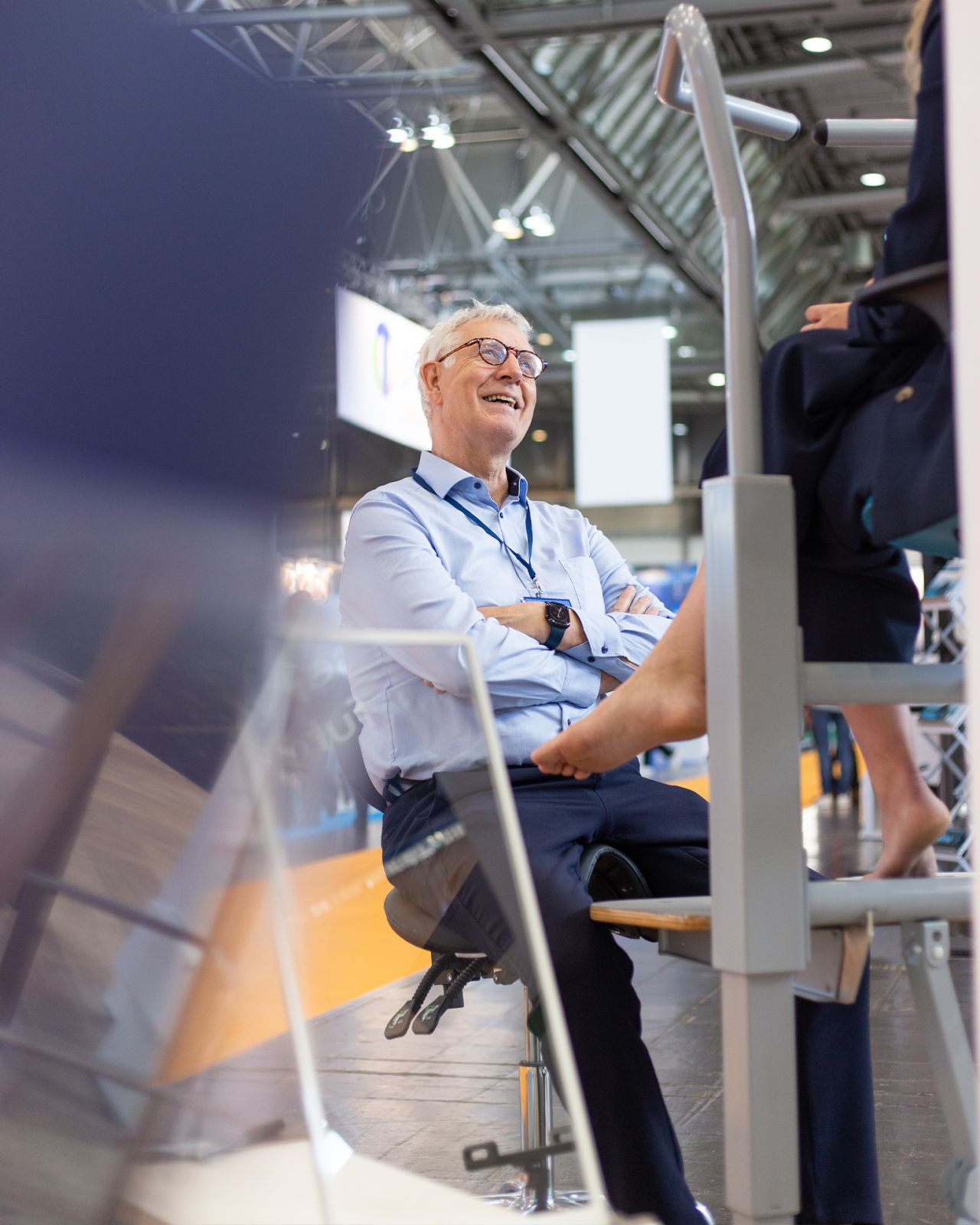Jan Beltman in conversation with a specialist on the Orthostand at a trade fair.