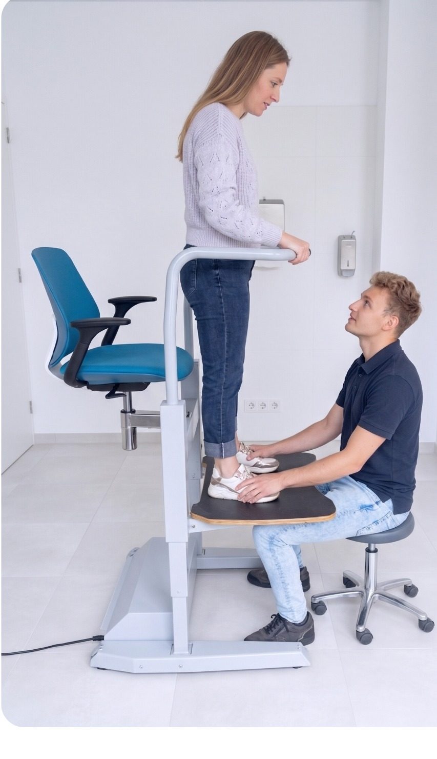 Dimostrazione dell'Orthostand M30 con un cliente in piedi sulla piattaforma