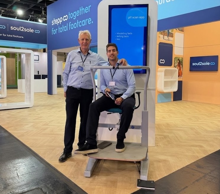 Jan Beltman and Kamo Latour at a trade fair.